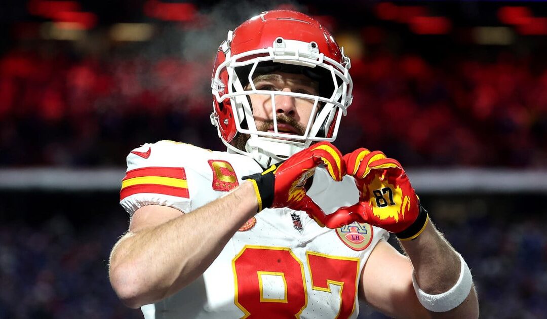 Travis Kelce tossed up a heart sign after touchdown, and Taylor Swift fans are gushing