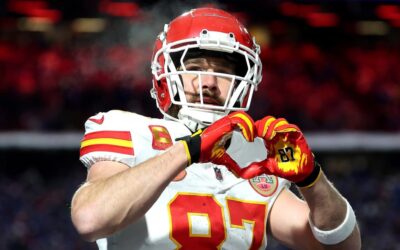 Travis Kelce tossed up a heart sign after touchdown, and Taylor Swift fans are gushing